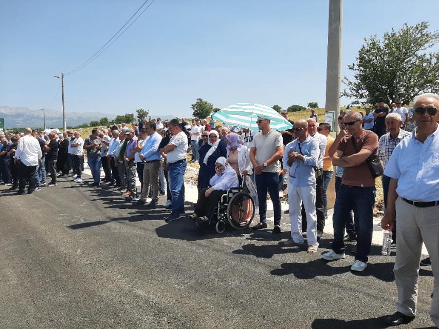 FOTO - Nekoliko hiljada vjernika klanjalo dženazu namaz žrtvama zločina počinjenog u Žuljima