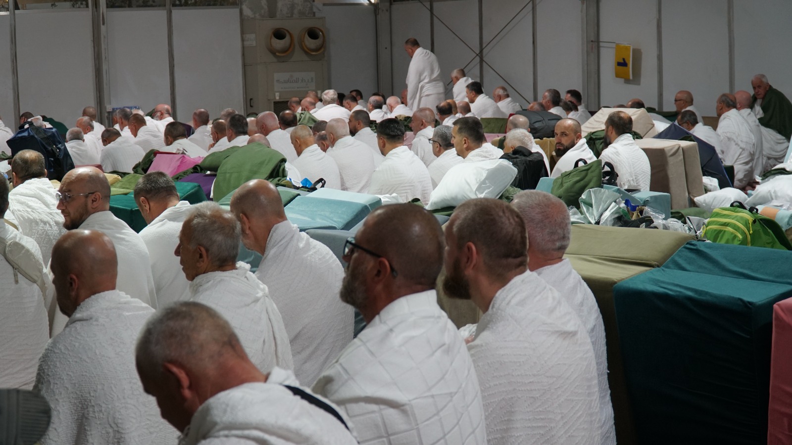 Naše hadžije na sabah-namazu u šatorskom smještaju na Arefatu, 5. juni 2025. godine