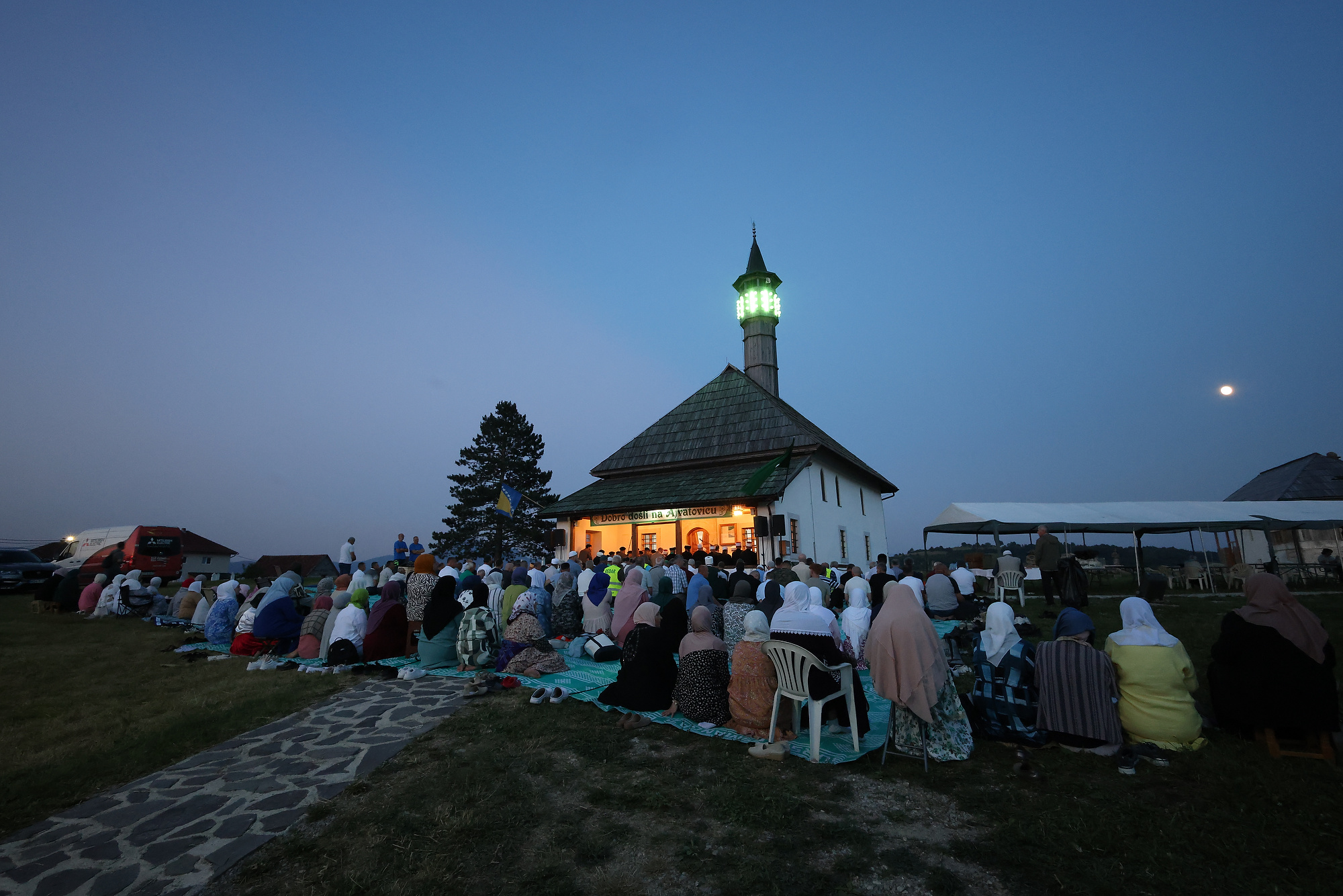 Vjerski program ispred džamije Hasana Kafije Pruščaka