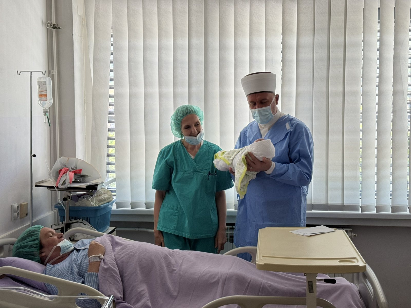 Muftija travnički Ahmed-ef. Adilović darovao prve bebe rođene u Novoj hidžretskoj godini